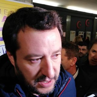 Docente torinese urlò &quot;dovete morire&quot; ai poliziotti, Salvini: &quot;Non deve più mettere piede in una scuola finché campa&quot; (VIDEO)