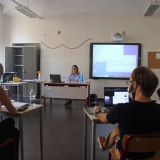 Corridoio scolastico con dispenser per gel igienizzante