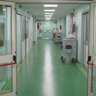 In Pronto soccorso per una caduta in casa, le scoprono e la salvano da un aneurisma gigante dell'arteria renale