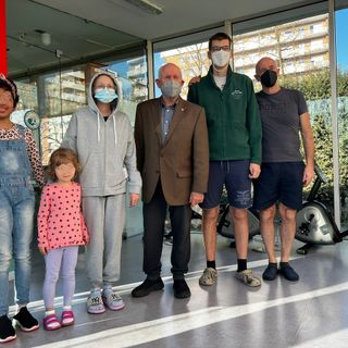 bimbi e persone insieme