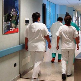 medici e infermieri in un corridoio di ospedale