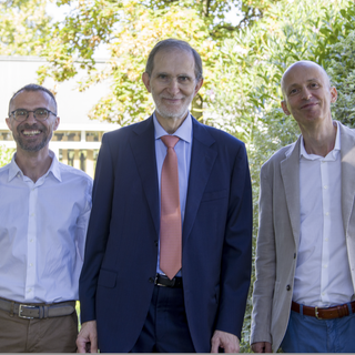 Foto di gruppo di persone sorridenti
