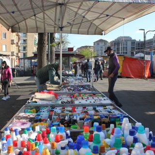 mercato con ambulanti non alimentari