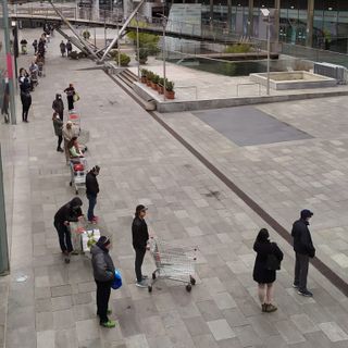 Torino, con i mercati chiusi in Circoscrizione 4 code “chilometriche” fuori dai supermercati [VIDEO]