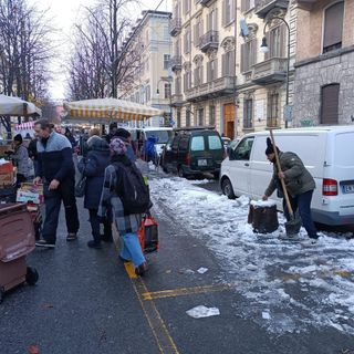 Torino, la neve non risparmia nemmeno i mercati: aperture ritardate e pulizia fai da te