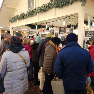 Natale, cresce la spesa per i regali artigianali. Ma i due terzi degli acquisti saranno dedicati ad alimentari e bevande