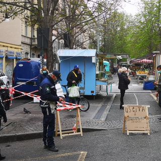 Coronavirus, corso Palestro accoglie i clienti con pochi banchi di ortofrutta e alimentari ben sistemati e ad ingressi contingentati
