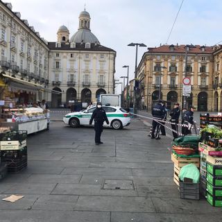 Coronavirus, caos a Porta Palazzo: la Municipale chiude temporaneamente il mercato