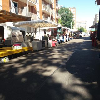 Il mercato di via Baltimora (immagine d'archivio)