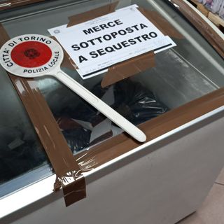 La merce sequestrata al minimarket di via Martorelli