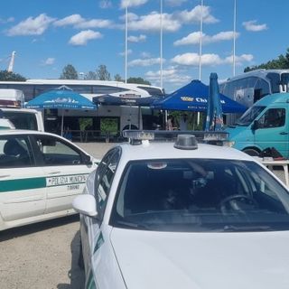 Trasportavano e vendevano merce senza permesso: maxi sanzione per due autobus