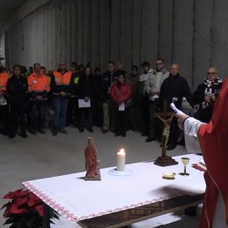 Una messa per Santa Barbara dentro il cantiere di corso Grosseto: &quot;Anche qui c'è speranza&quot; [VIDEO]