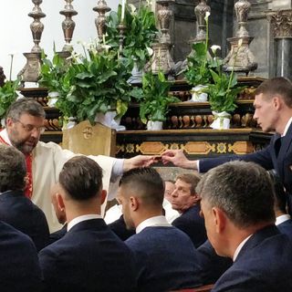 Don Robella consegna a Belotti un pezzo del vaso rotto (il Grande Torino) affinché lo conserva nel cuore per sempre