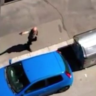&quot;Ti sparo&quot;: uomo armato minaccia uno spacciatore di colore in Barriera di Milano. E il video diventa virale