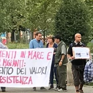 Minniti, mini contestazione davanti alla festa dell'Unita'