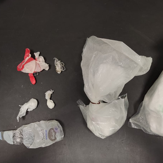 Mirafiori, la polizia arresta due spacciatori. Sequestrati oltre un chilo di cocaina e una pistola
