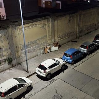 Comodini, materassi e mobili abbandonati sul muro dell’ex Avio