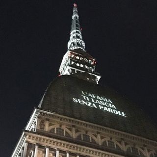 Nel week end la Mole grazie a IREN si illuminerà con la scritta “L’Afasia ti lascia senza parole”