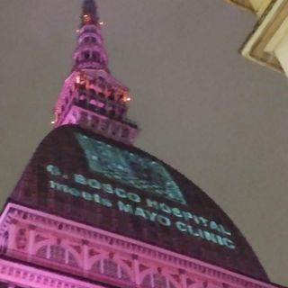 mole antonelliana illuminata di viola