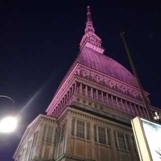 JUST THE WOMAN I AM a Torino: da stasera la Mole si veste di rosa