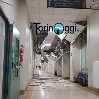 corridoio di ospedale con controsoffitto crollato