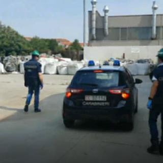Moncalieri, nel capannone c'era una discarica abusiva: i carabinieri trovano mille tonnellate di rifiuti plastici [VIDEO]
