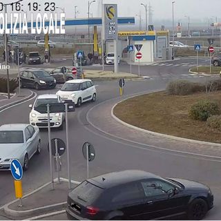Nichelino, danneggia un'auto in sosta a Mondojuve e poi fugge: trovato dalla Polizia locale