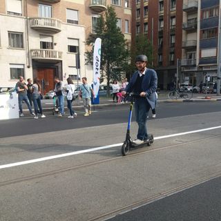 La spinta alla mobilità dolce corre sui monopattini elettrici. E conquista tutta piazza De Amicis [FOTO]