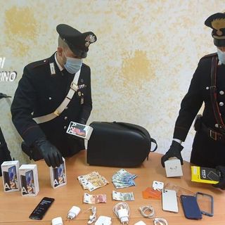 A tutta velocità su un monopattino rubato tra i corridoi dell'8 Gallery: fermato un 25enne A tutta velocità su un monopattino rubato tra i corridoi dell'8 Gallery: fermato un 25enne