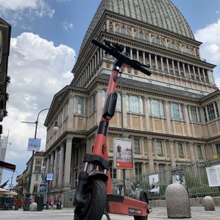 monopattino sotto la Mole antonelliana