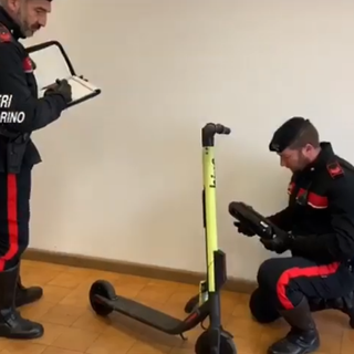 Non riesce ad attivare monopattino e danneggia le auto in sosta, arrestato dai carabinieri [VIDEO]