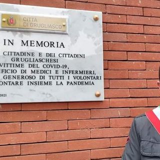 Sindaco di Grugliasco Roberto Montà di fronte alla lapide per ricordare i morti per Covid
