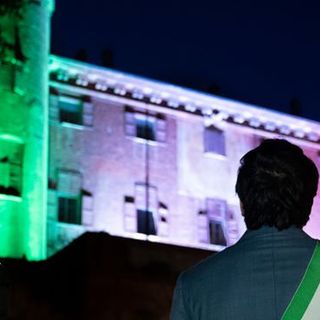 Moncalieri, il castello illuminato col tricolore. Il sindaco Montagna: &quot;Una luce di speranza sul futuro&quot; (VIDEO)
