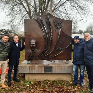 Collegno, dopo un lungo restauro il monumento di Sandro Pertini torna al suo posto