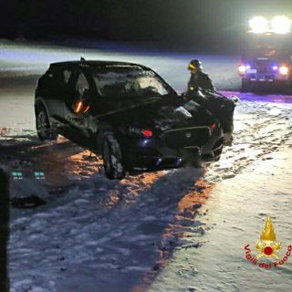 Auto ribaltata nella neve