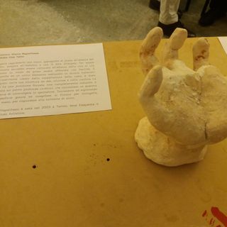 A Palazzo Barolo la mostra sensoriale che invita i visitatori a bendarsi e “toccare”