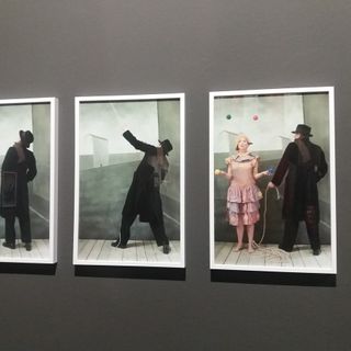 Pagliacci e soldati in una giostra, tra sogno e realtà: ecco il carosello di Ventura [FOTO]