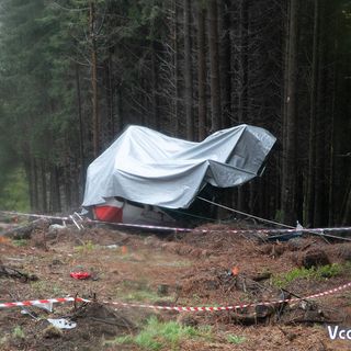 La cabina precipitata e coperta da un telo