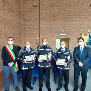 Beinasco, mamma in ospedale e vigili baby-sitter: targa d'elogio dal consigliere regionale Davide Nicco