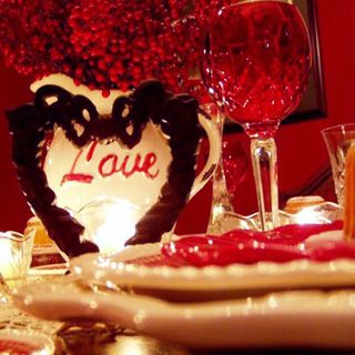 tavola apparecchiata con cuori per san valentino