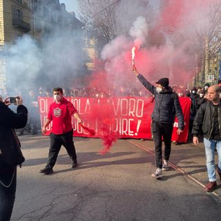 Studenti in corteo: uova contro polizia, offese a questore e governo