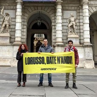 &quot;Lo Russo Date n'andi&quot;: lo striscione di Greenpeace per il sindaco di Torino