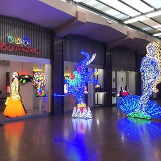 Da Marilyn Monroe e Eva Kant: le sculture di luce di Lodola alla Galleria Berman (FOTO E VIDEO)