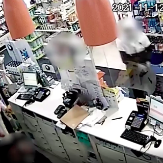 Rapinavamo negozi e farmacie: arrestati tre uomini