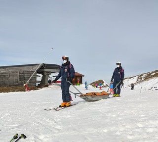 Quindicenne di Torino cade sulla neve a Prato Nevoso: soccorso dalla polizia di Stato in gravi condizioni
