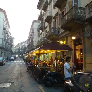 La movida di San Salvario sperimenta nuove aree pedonali: &quot;Andiamo incontro a chi non ha dehors&quot;