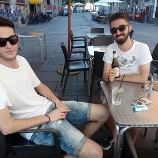 In piazza Santa Giulia riparte la movida: Erik e Alessandro i primi clienti del post guerriglia urbana