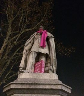 Mr. Pink (o chi per lui) colpisce ancora: stavolta diventa rosa la sciarpa di Brofferio