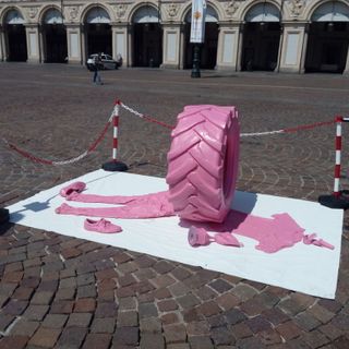 Torna a colpire il maestro torinese del rosa: stavolta in piazza San Carlo