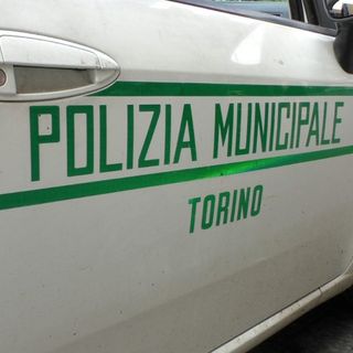 Via Ormea, ubriaco insulta gli automobilisti e minaccia gli agenti: denunciato